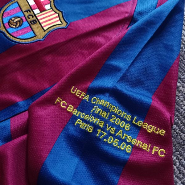 2005-2006 Barcelona home retro kit - Image 5