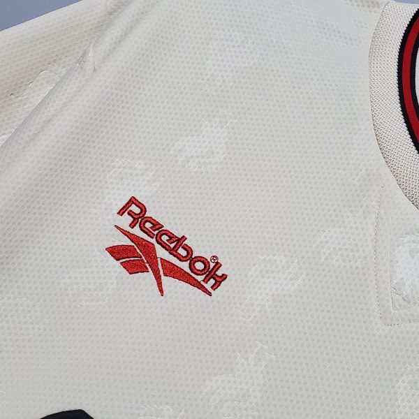 1996-1997 Liverpool away retro kit - Image 7