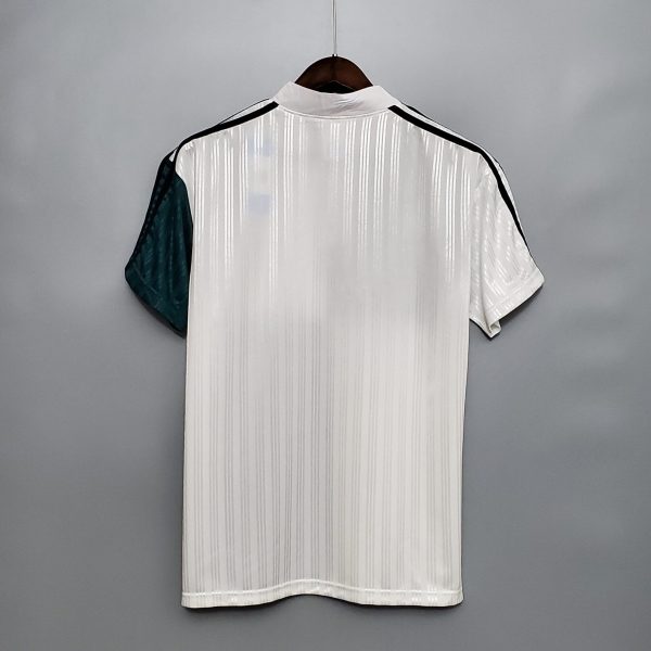1995-1996 Liverpool away retro kit - Image 5