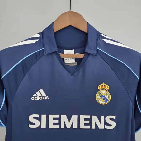 2005-2006 Real Madrid Jersey retro kit - Image 5