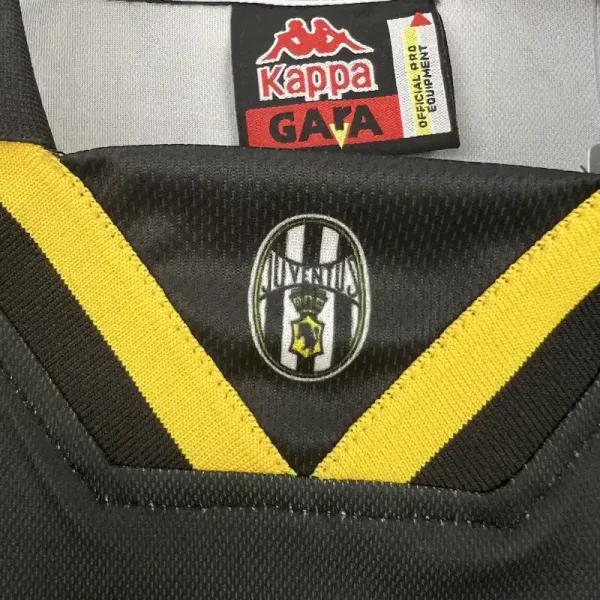 1996-1997 Juventus Second retro kit - Image 5