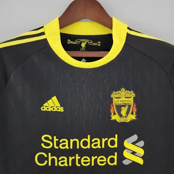 2010-2011 Liverpool Third retro kit - Image 5
