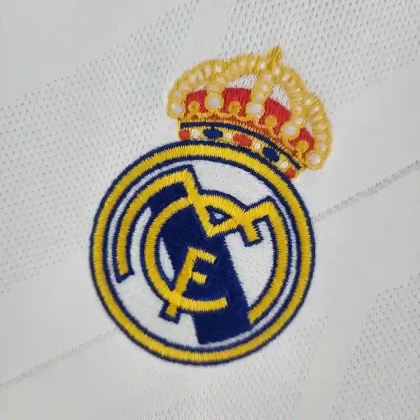 2017-2018 Real Madrid Jersey retro kit - Image 10