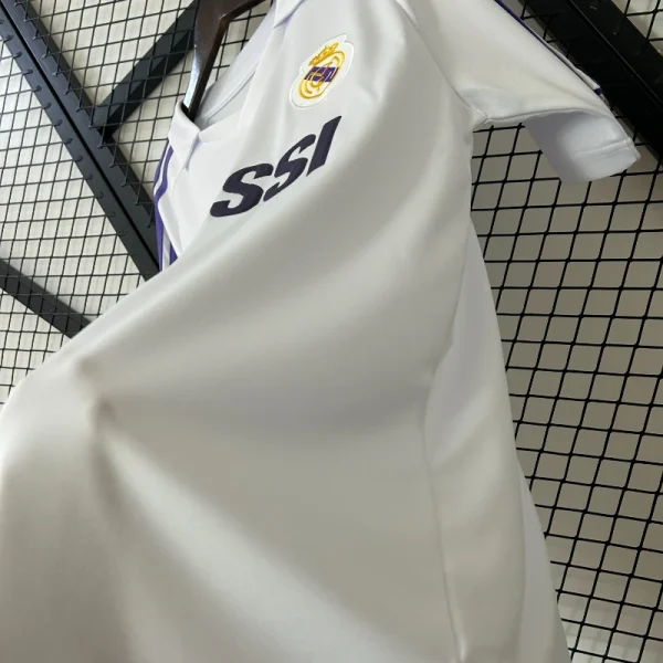 1984-1985 Real Madrid Jersey retro kit - Image 7