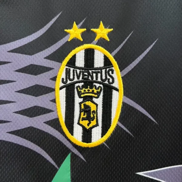2001-2002 Juventus Goalkeeper Soccer retro kit - Image 3
