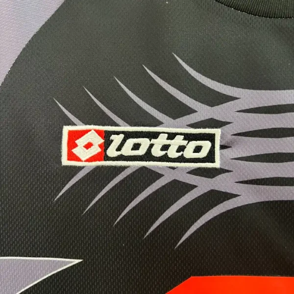 2001-2002 Juventus Goalkeeper Soccer retro kit - Image 2