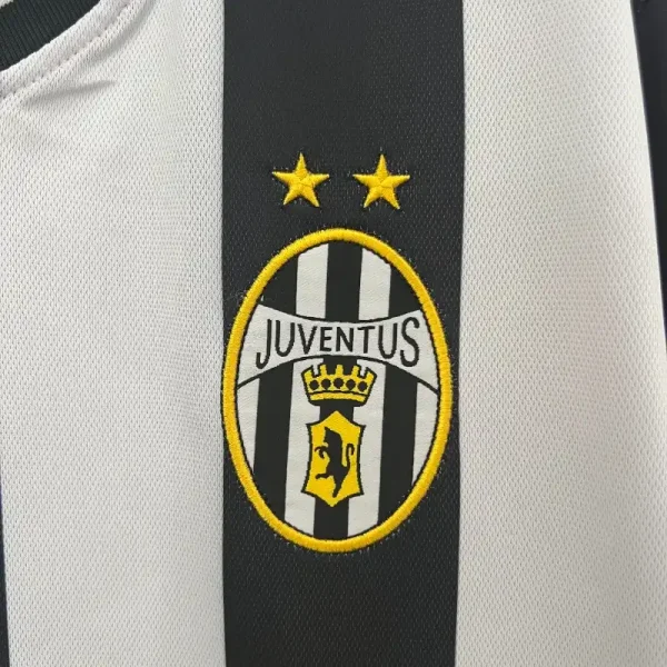 2001-2002 Juventus Jersey retro kit - Image 3