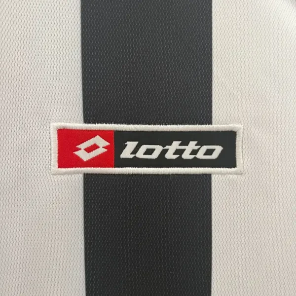 2001-2002 Juventus Jersey retro kit - Image 2