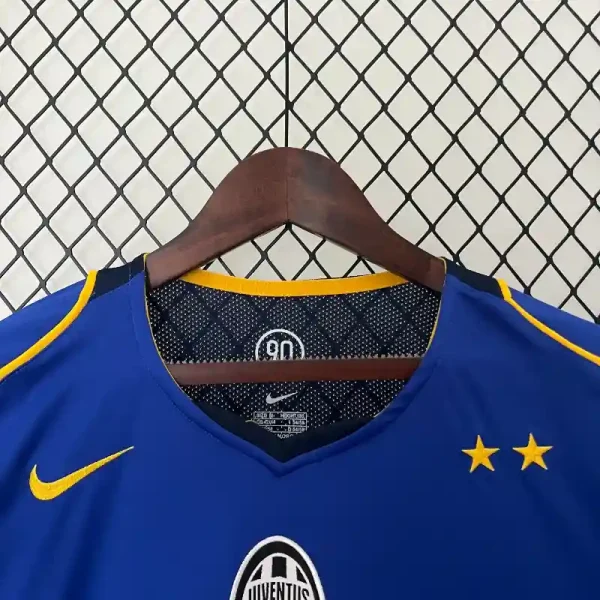 2004-2005 Juventus Jersey retro kit - Image 5
