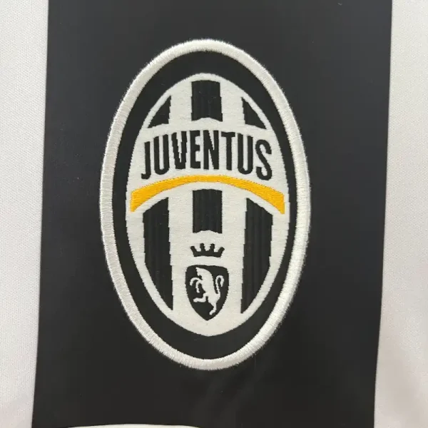 2004-2005 Juventus Jersey retro kit - Image 3