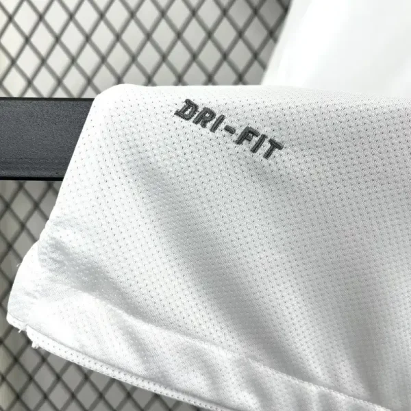 2010-2011 Juventus Jersey retro kit - Image 6