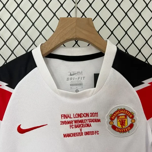2010-2011 Kids Manchester United Jersey retro kit - Image 5