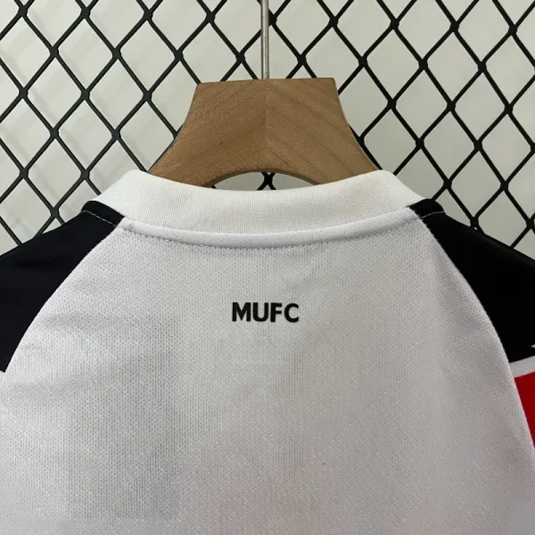 2010-2011 Kids Manchester United Jersey retro kit - Image 7