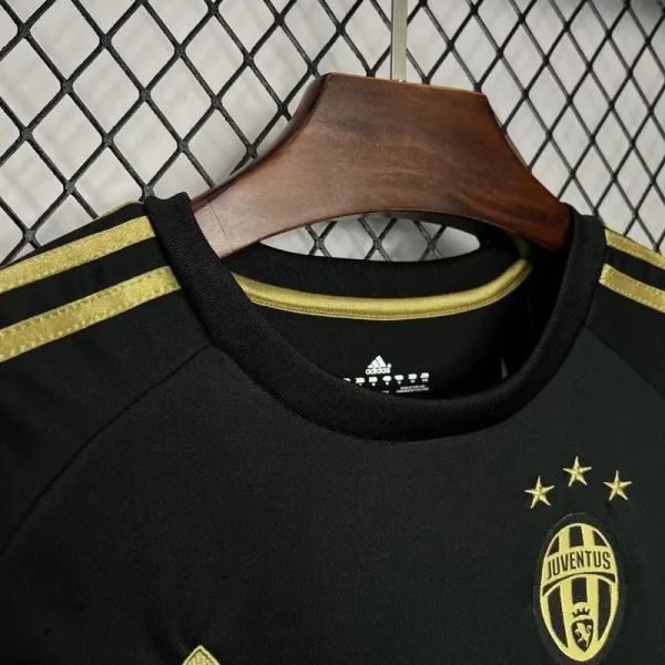 2015-2016 Juventus Third retro kit - Image 4