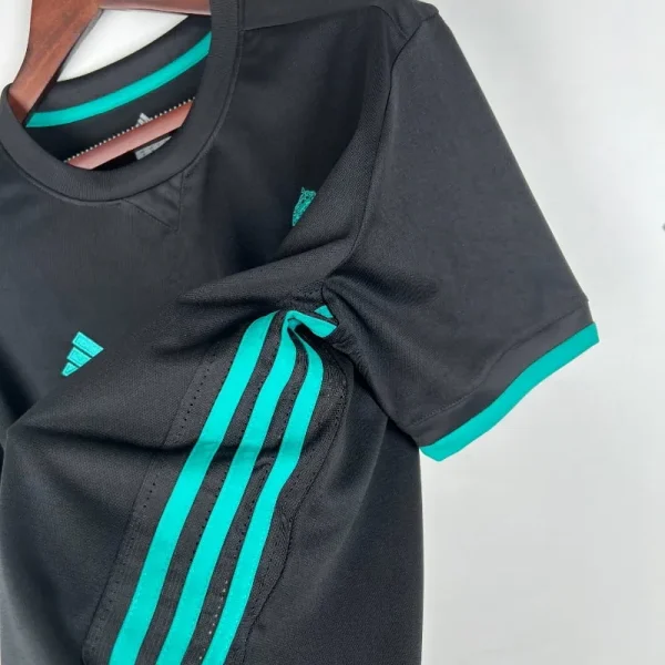 2017-2018 Real Madrid Jersey retro kit - Image 6