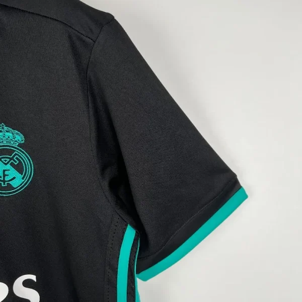 2017-2018 Real Madrid Jersey retro kit - Image 5