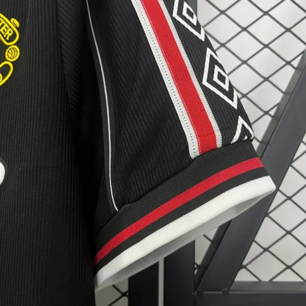 1998-1999 Manchester United Black Soccer retro kit - Image 5