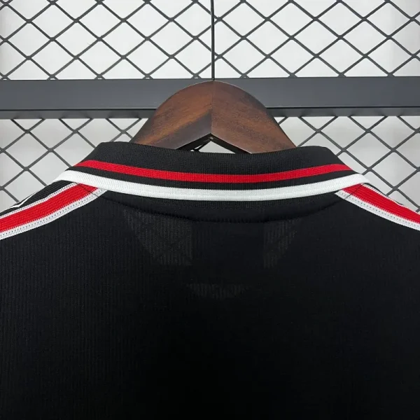 1998-1999 Manchester United Black Soccer retro kit - Image 7