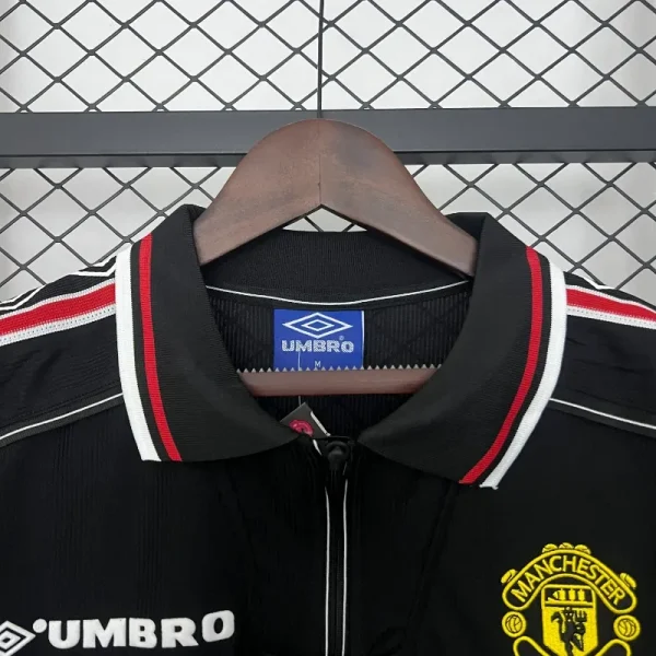 1998-1999 Manchester United Black Soccer retro kit - Image 4