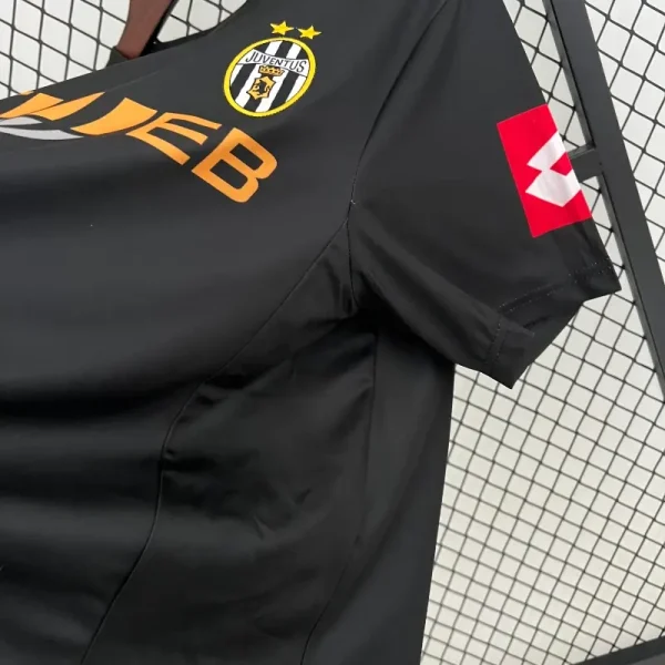 2001-2002 Juventus Jersey retro kit - Image 6