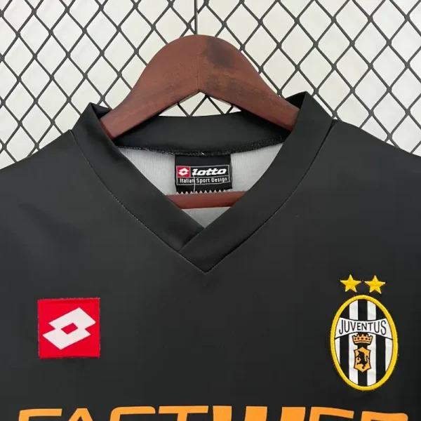 2001-2002 Juventus Jersey retro kit - Image 4