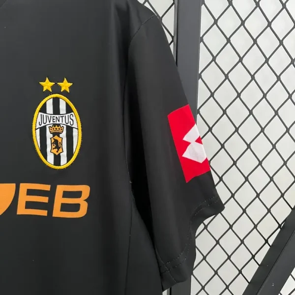 2001-2002 Juventus Jersey retro kit - Image 5