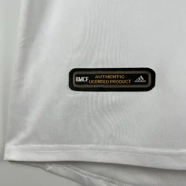 2001-2002 Real Madrid Jersey retro kit - Image 4
