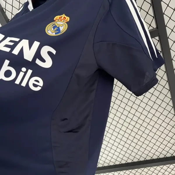 2004-2005 Real Madrid Jersey retro kit - Image 6