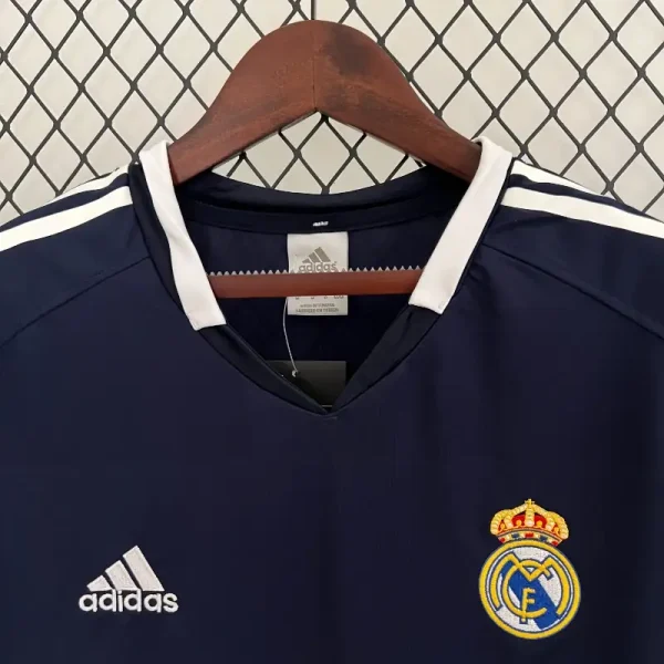2004-2005 Real Madrid Jersey retro kit - Image 4