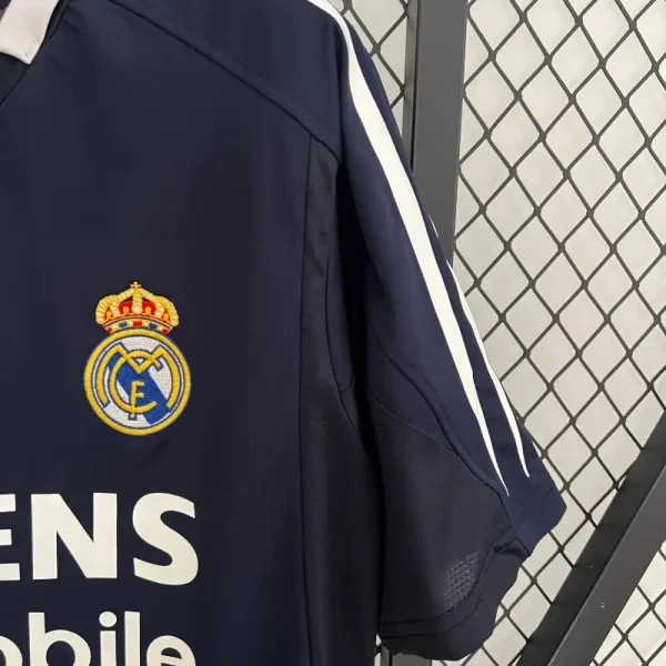 2004-2005 Real Madrid Jersey retro kit - Image 5