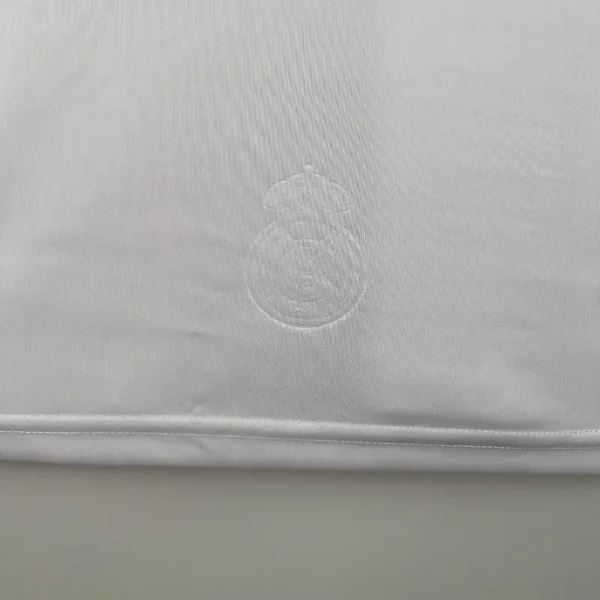 2008-2009 Real Madrid Jersey retro kit - Image 7