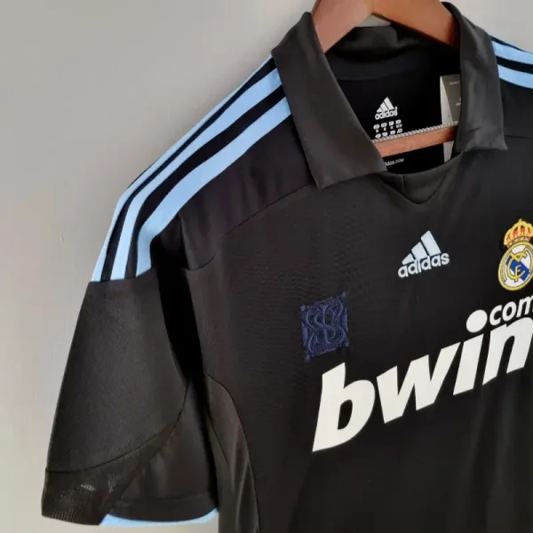 2009-2010 Real Madrid Jersey retro kit - Image 4