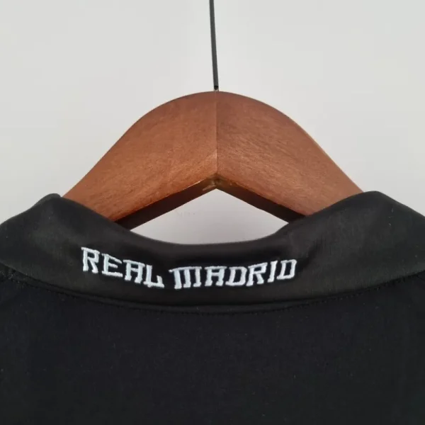 2009-2010 Real Madrid Jersey retro kit - Image 5