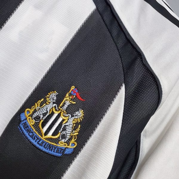 2005-2006 Newcastle  Home retro kit - Image 8