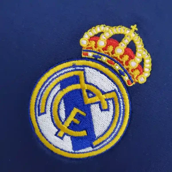 2005-2006 Real Madrid Jersey retro kit - Image 7