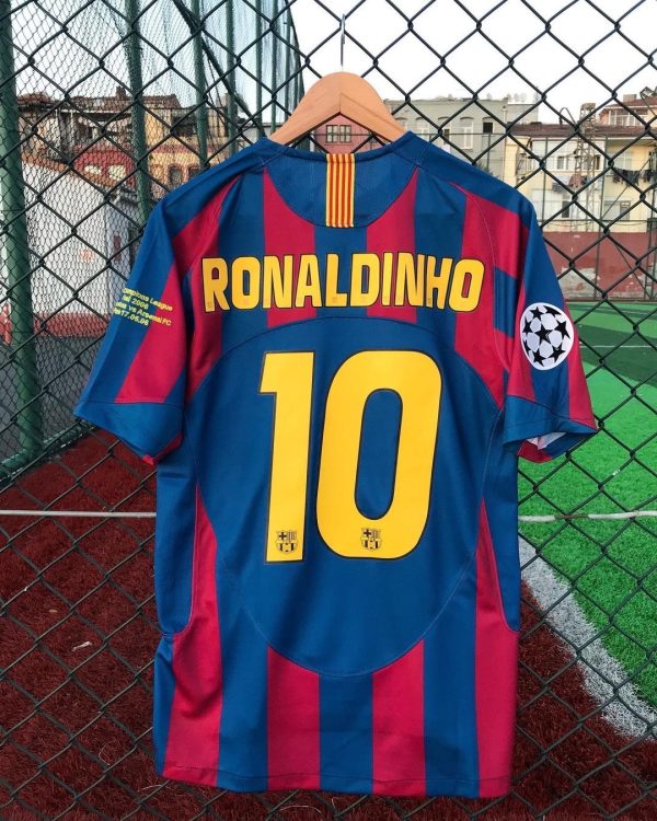 2005-2006 Barcelona home retro kit - Image 7